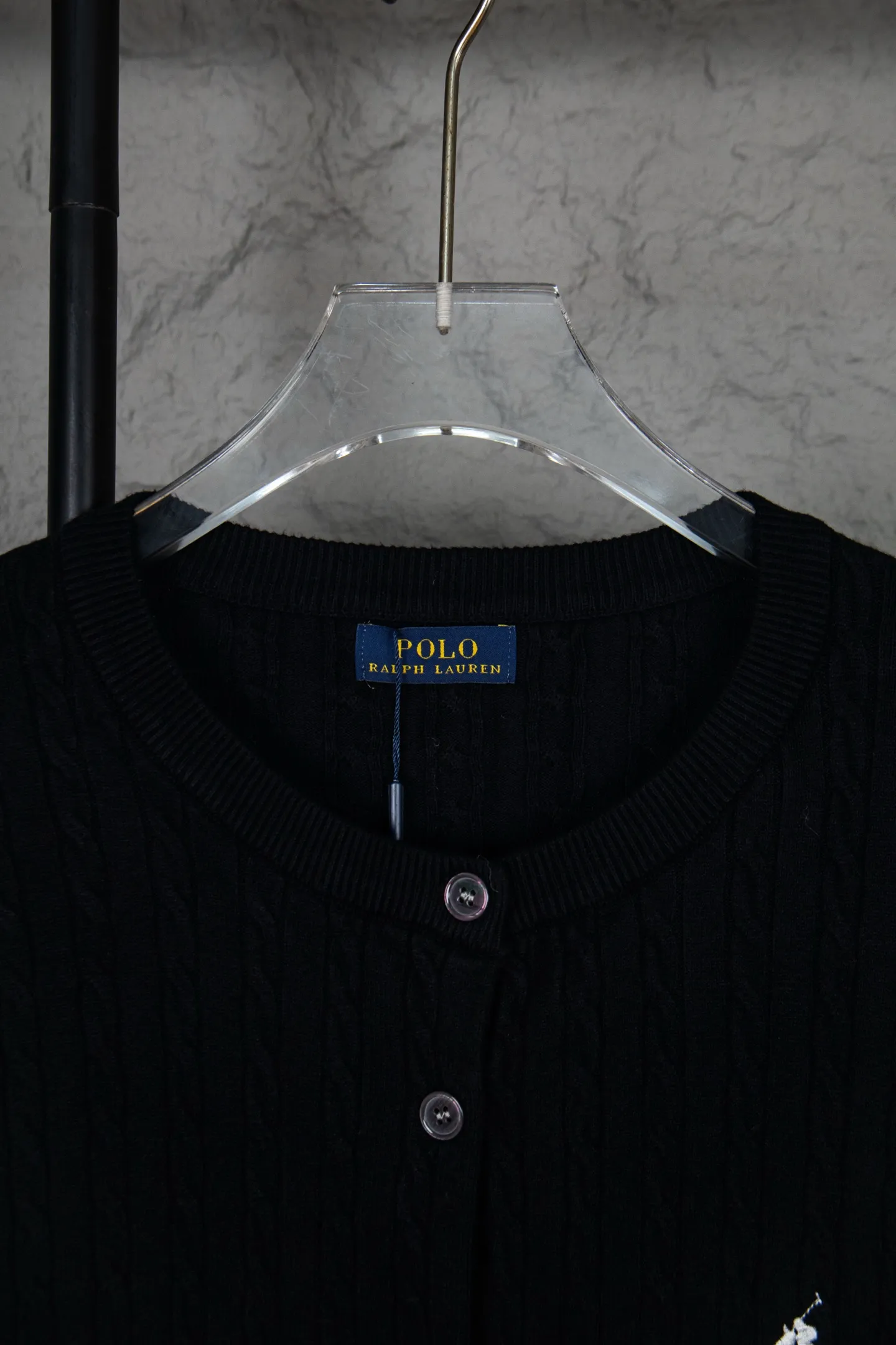 P190 Ralph Lauren Classic Round Neck Solid Color Pony Embroidered Logo Knitted Cardigan Long Sleeve Ralph Lauren Classic Basic Versatile Twist Knitted Cardigan Long Sleeve Main supply platform live broadcast Wholesale entity Replenish when out of stock Not removed from the shelves Quality 1:1 patterning Complete three standards Correct version of pony logo Imported quality cotton yarn Focus on high-end Cost-effective Good quality Needless to say Zhao Lusi's same style is really amazing, so sweet I'm so beautiful. This cardigan is really good-looking. It's simple and easy to wear. It's a must-have for goddess ootd. Good-looking clothes are never picky. A must-have in the wardrobe of goddesses. Size: S-XL. Color: black, apricot, gray, navy, red, white.